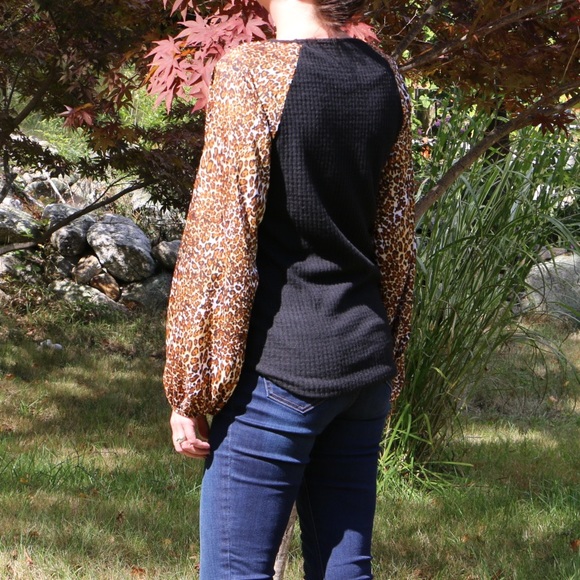 Black waffle knit top with leopard sleeves - Picture 4 of 4
